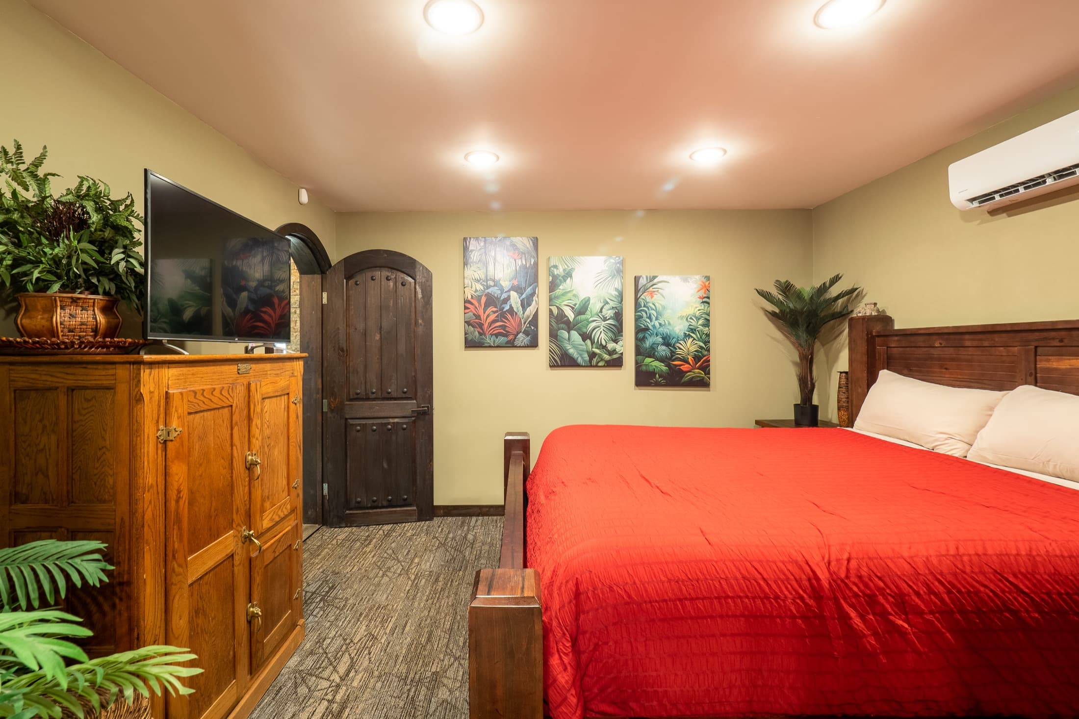 Guest bedroom with tropical artwork